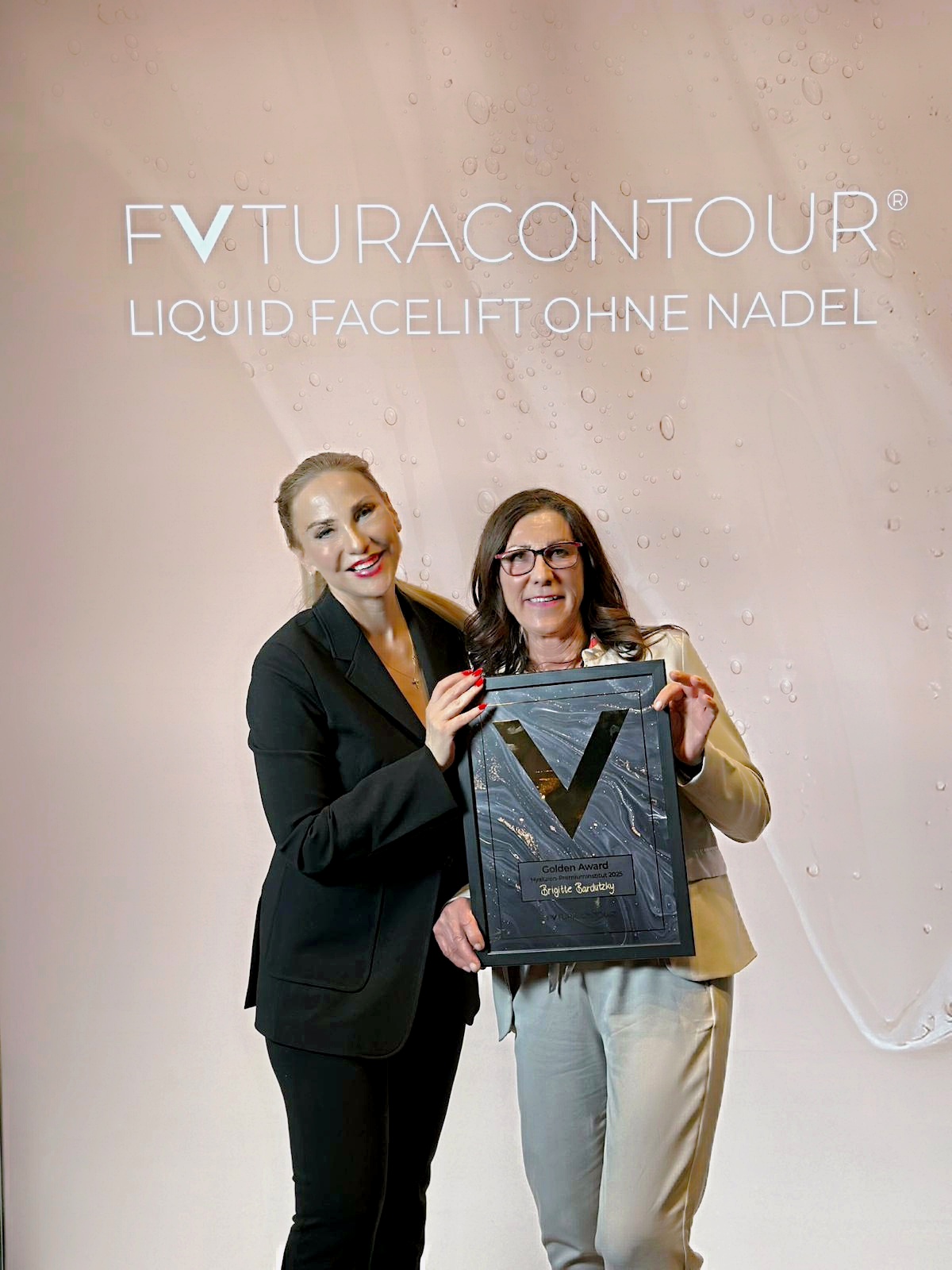 Brigitte Bardutzky mit dem Golden Award 2025 - FUTURACONTOUR® Premium-Institut