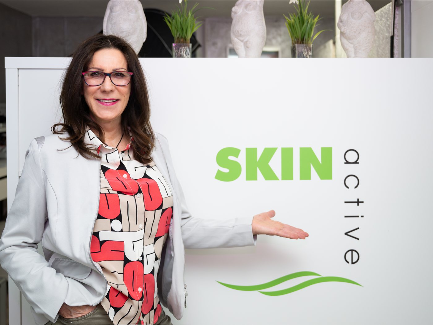 Brigitte Bardutzky in ihrem Institut Skin Active Bensheim